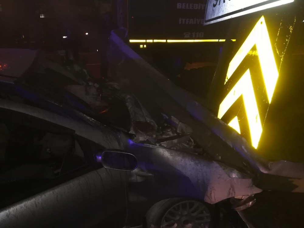 Refüje ok gibi saplanan araçtan sağ çıktı : 1 yaralı 