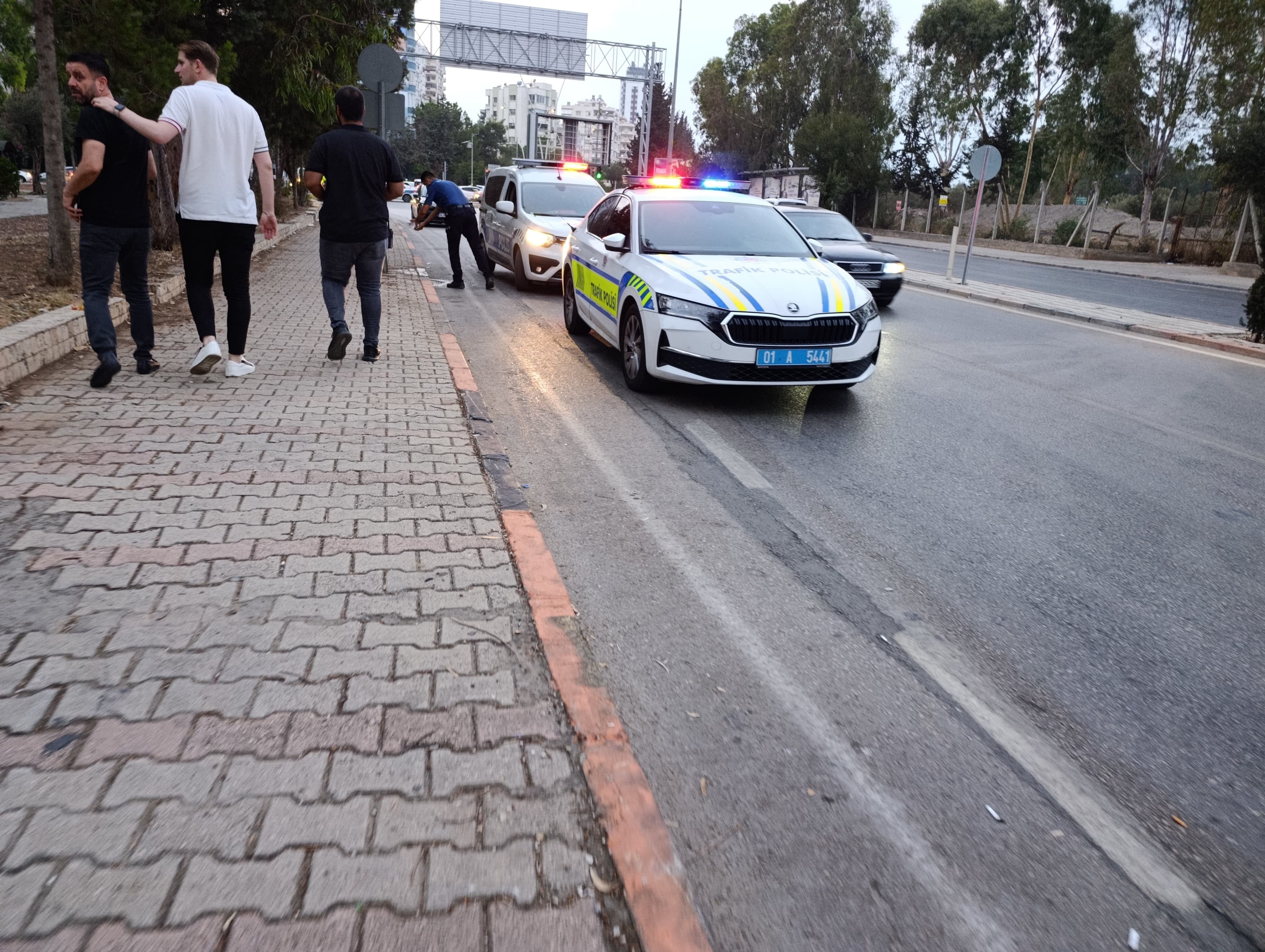Refüje ve direğe çarpan motosikletli hayatını kaybetti