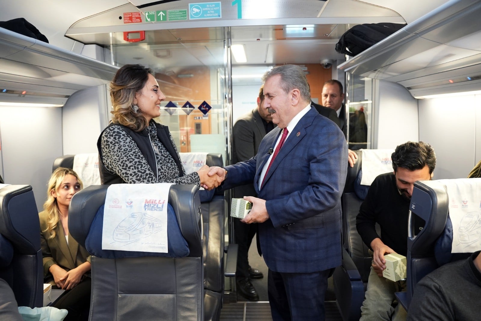 Regaip Kandili'nde YHT'de anlamlı jest