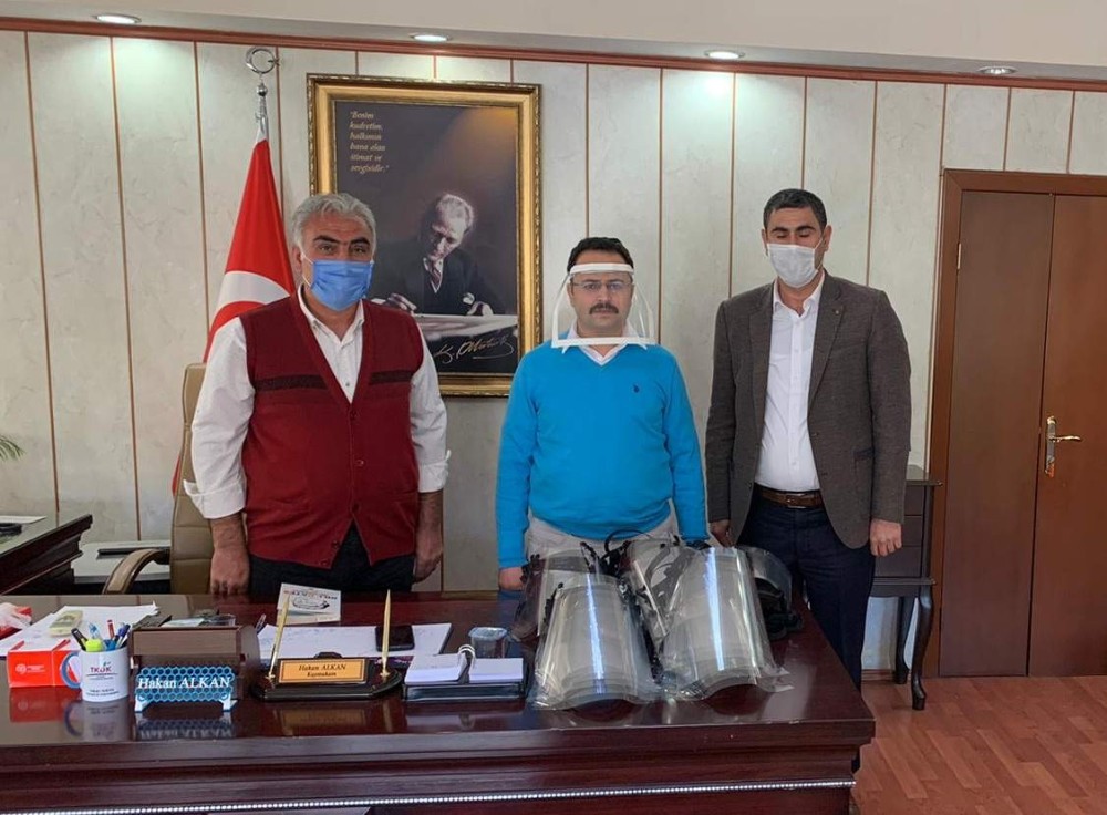 Rehber öğretmen 3D yazıcı ile siper maske üretti 