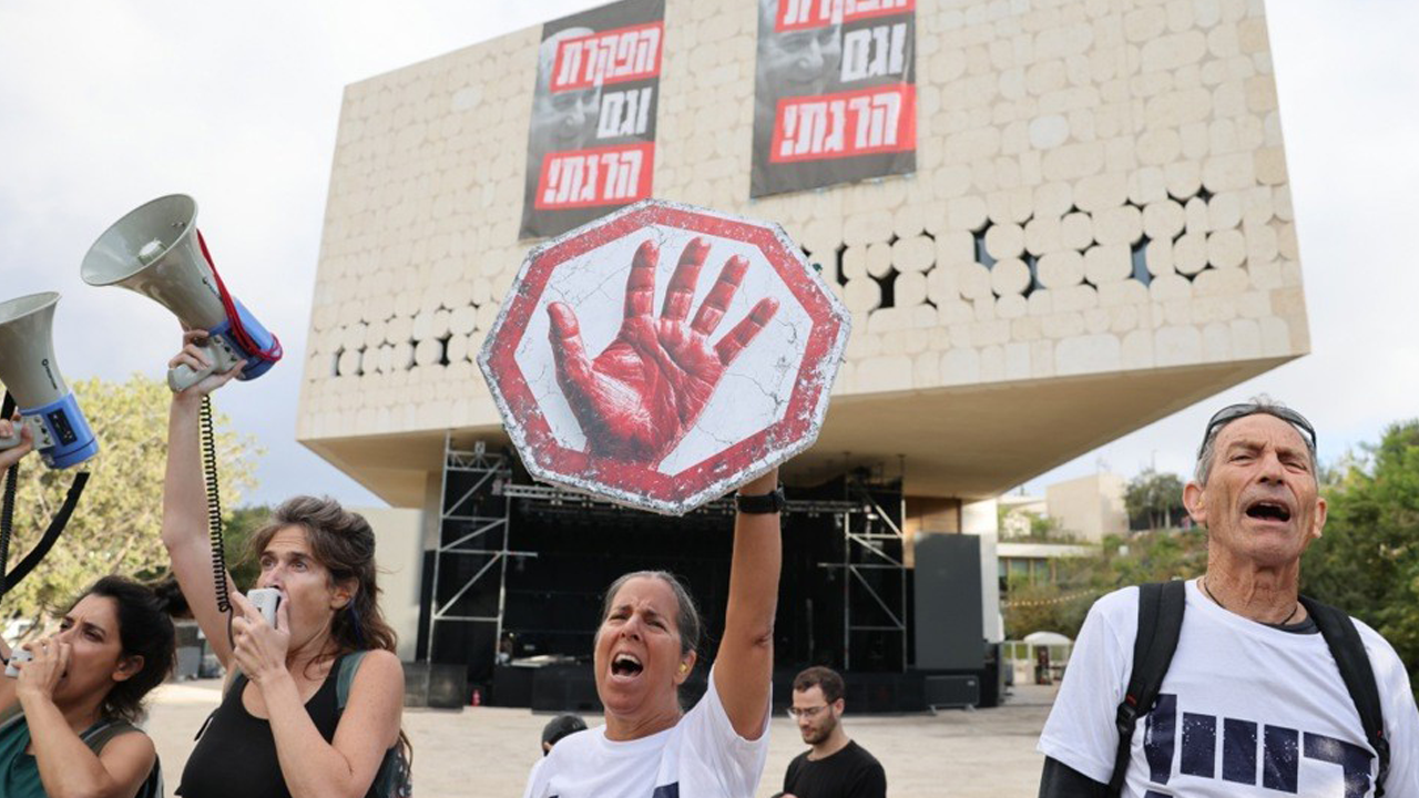 Rehine yakınları katil Netanyahu’nun evini bastı!