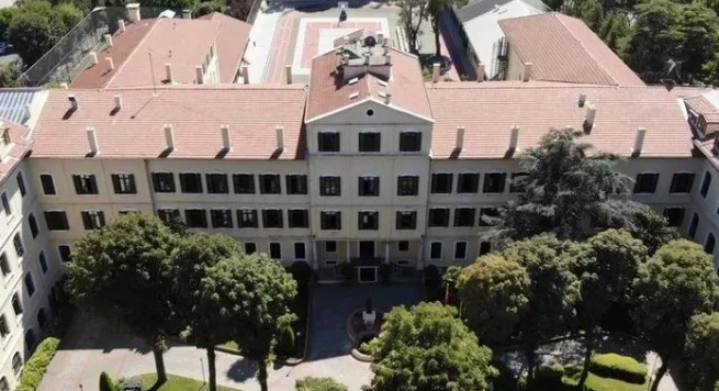 Rekabet Kurulu hareket geçti! Bunların eğittiği çocuklar ne olacak? Fransız liselerinden üçkağıtçılık