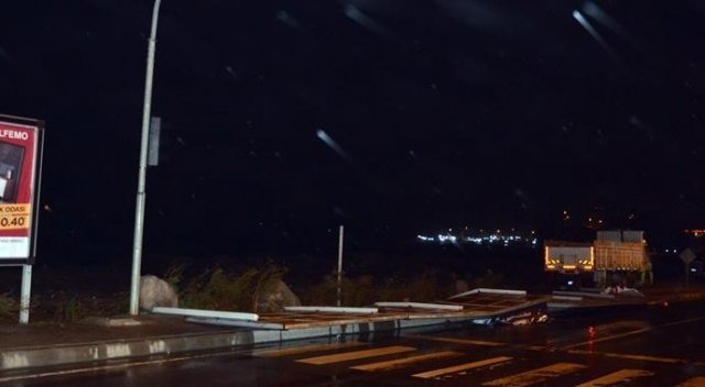 Reklam panoları lodosa direnemedi