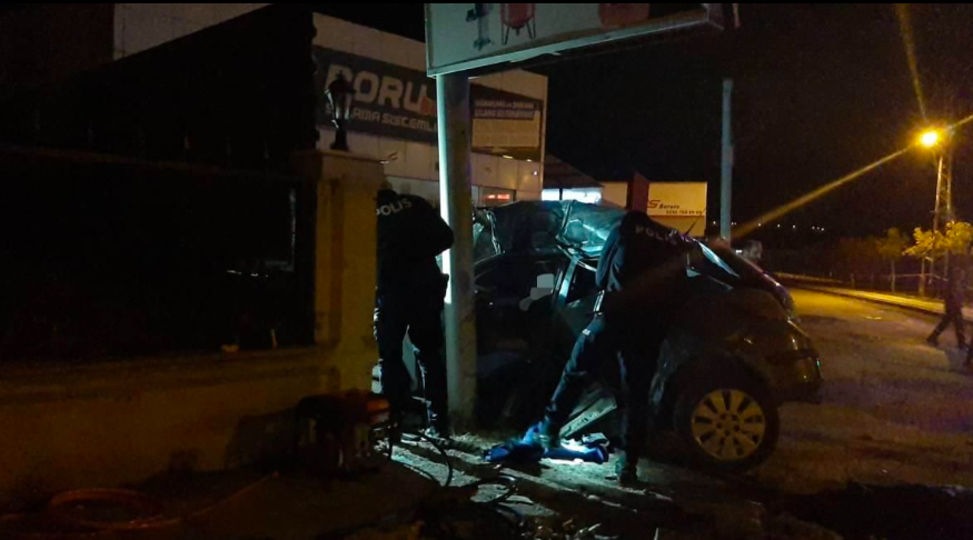 Reklam tabelasına çarptılar, 3 kişi öldü!