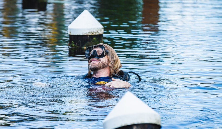 Rekor kırdı! Bakın kaç gününü su altında geçirdi
