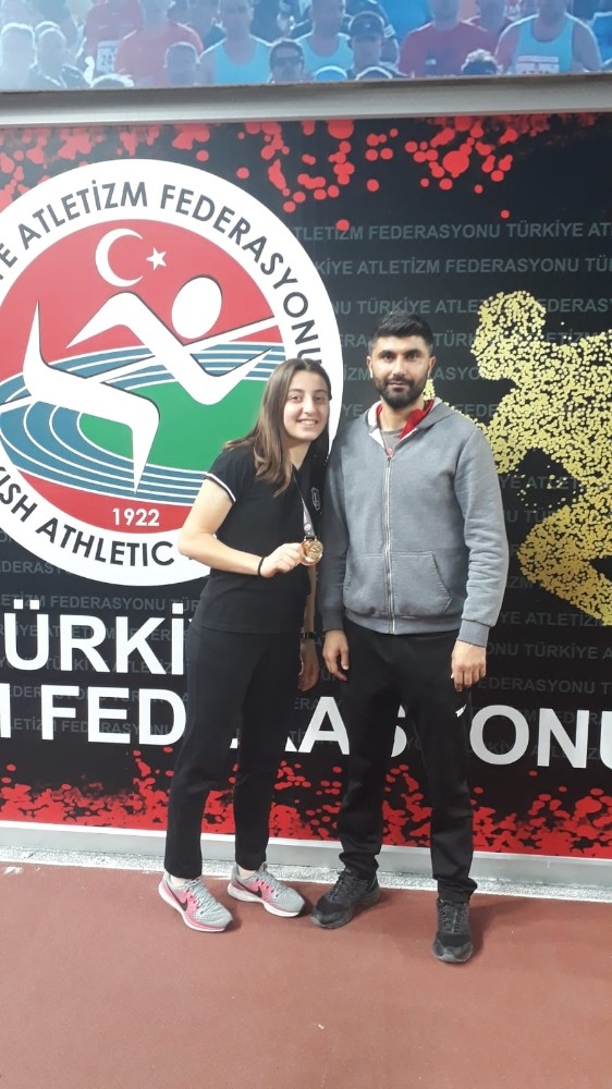 Rekorları kıran Yaren Türkiye Şampiyonu oldu 