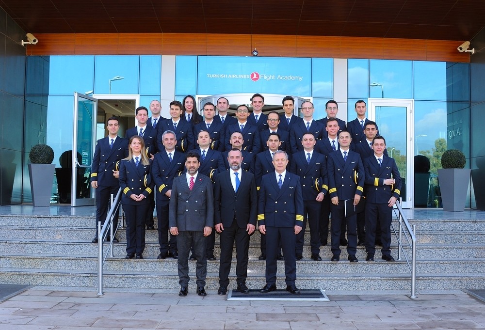 Rektör Aldemir, çiçeği burnunda pilotları yalnız bırakmadı 