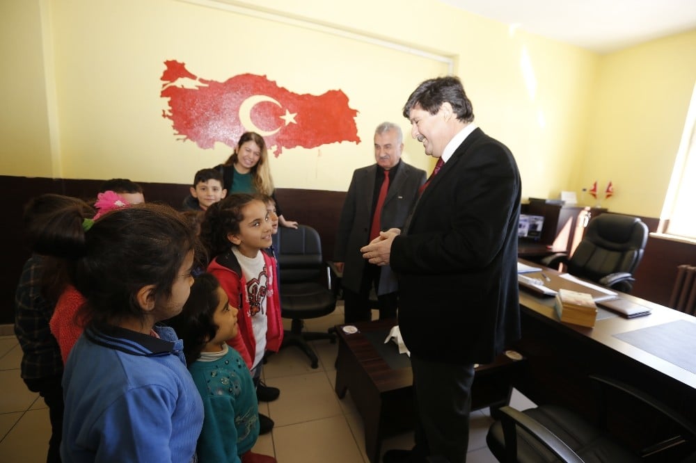 Rektör Amca, toplanan kitapları Kıyıdüzü köyü ilkokuluna teslim etti 