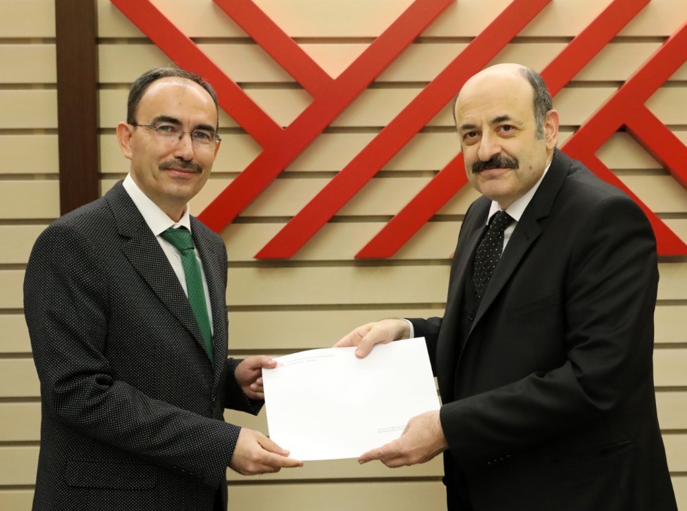 Rektör Beydemir mazbatasını aldı 