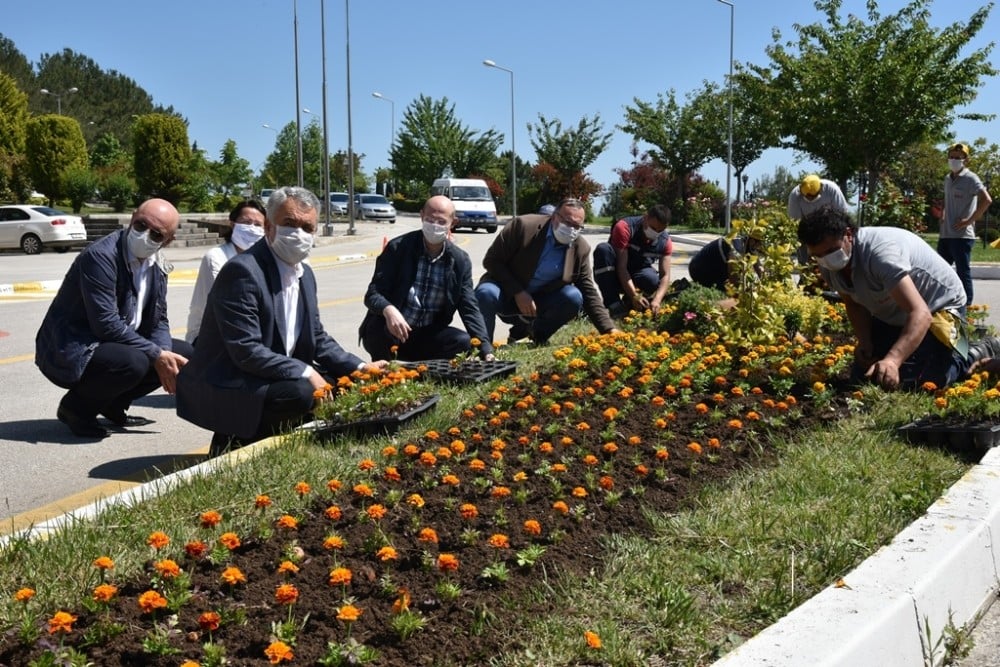 Rektör Bilgiç, ‘Dünya Çevre Günü’nde çiçekleri toprakla buluşturdu 