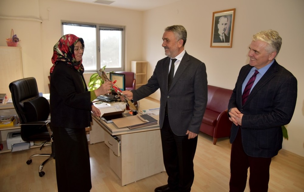 Rektör Bilgiç’ten kadın çalışanlara karanfil 