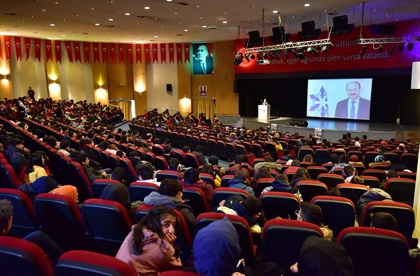 Rektör Çakmak, liselilere başarı ve kariyer dersi verdi 