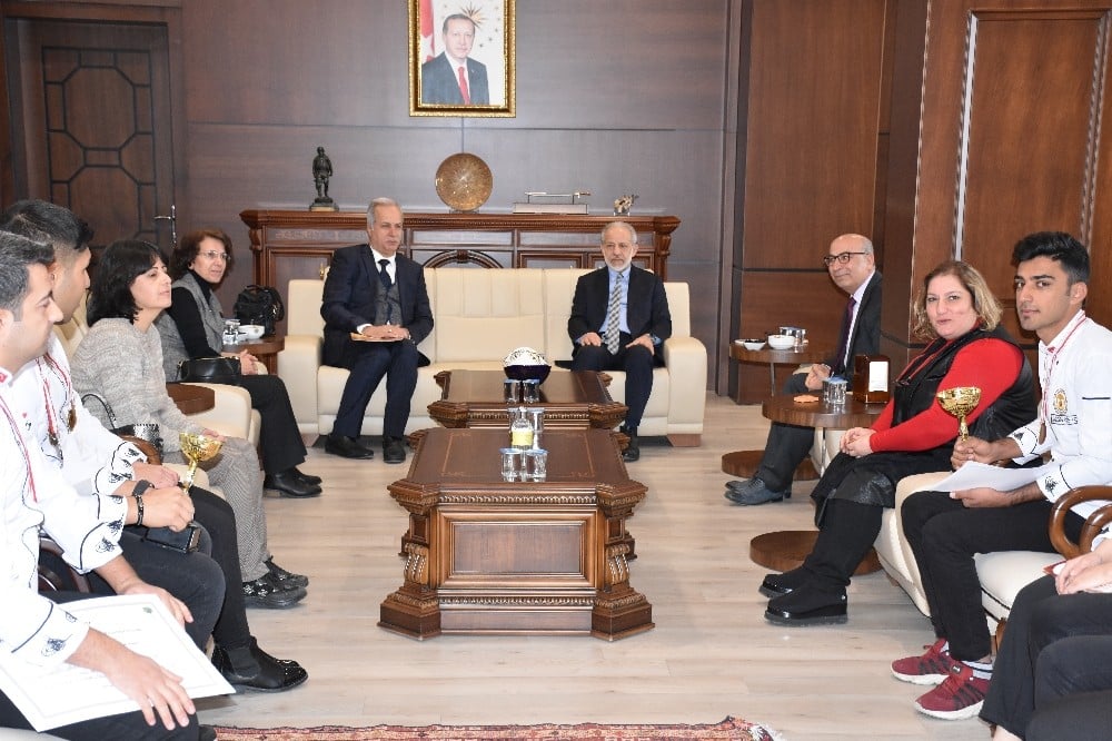 Rektör Çelik, madalyalı aşçıları makamında kabul etti 