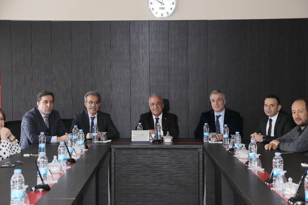 Rektör Çomaklı, Açıköğretim fakültesini ziyaret etti 