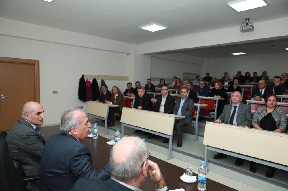 Rektör Çomaklı, İletişim Fakültesi akademisyenleri ile bir araya geldi 