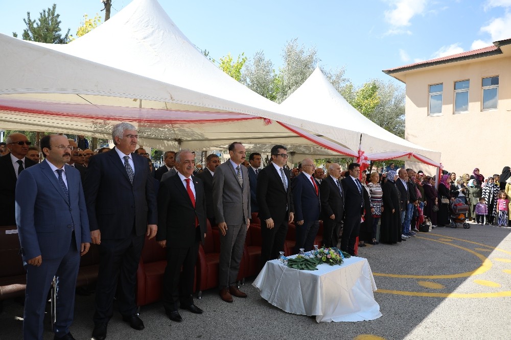 Rektör Çomaklı, ilk ders zilini çaldı 