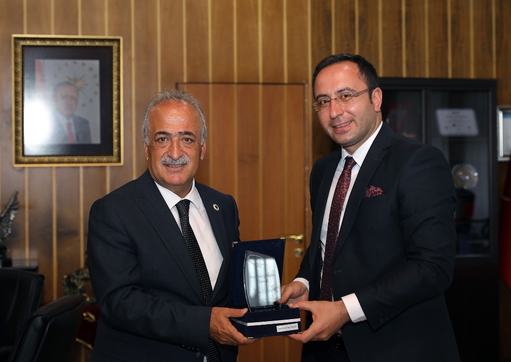 Rektör Çomaklı, Ulusal Palandöken basın ödülüne layık görüldü 