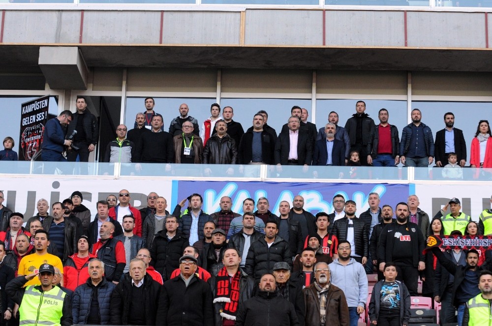 Rektör Çomaklı ÜniESES’li öğrencilerle tribünde 