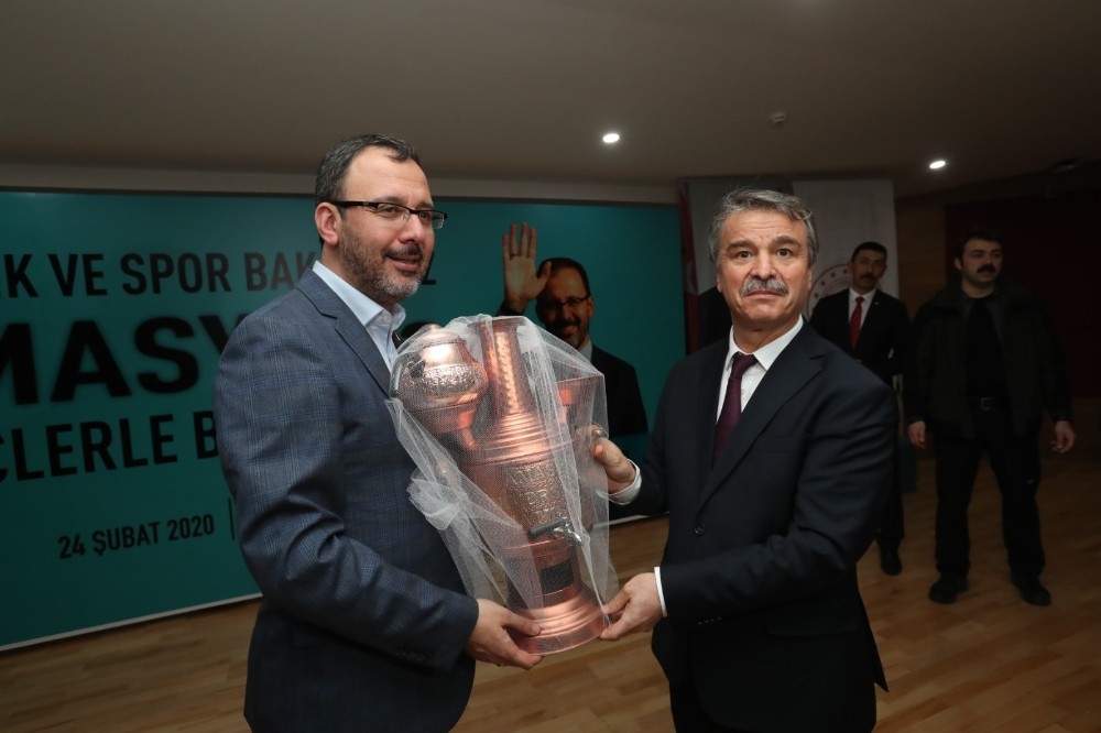 Rektör Elmacı’dan Kasapoğlu’na semaver 