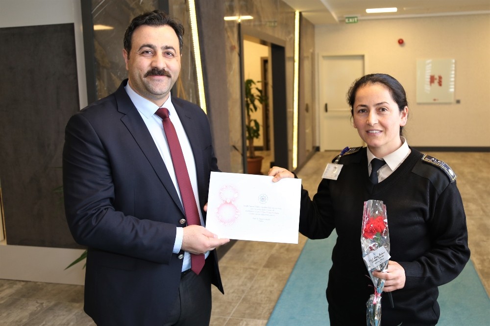 Rektör Kalan kadınlara karanfil dağıttı 