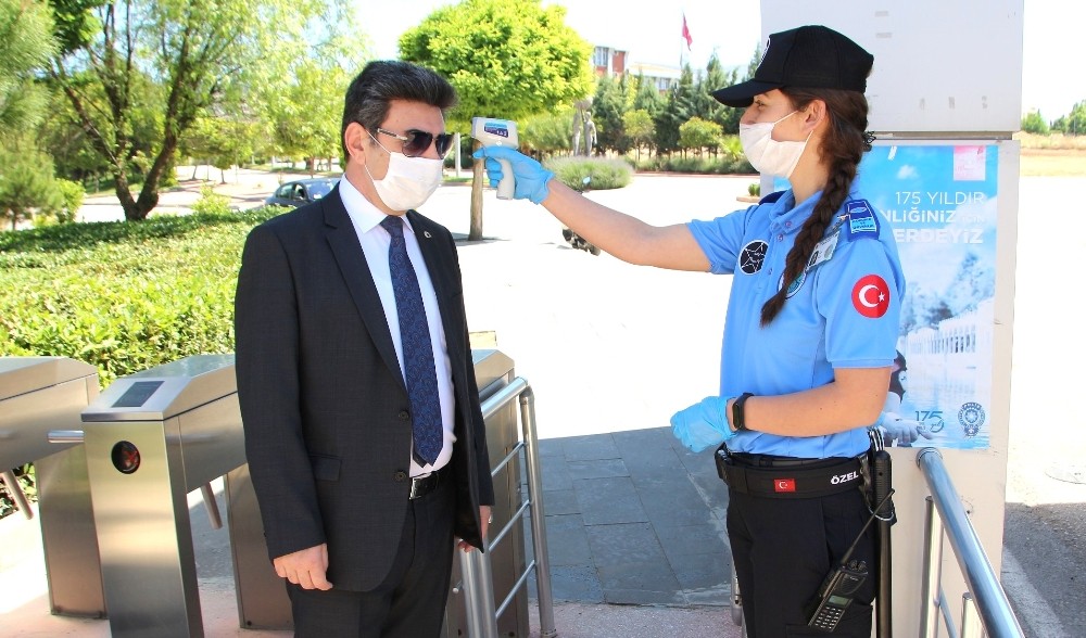 Rektör Karacoşkun Korana tedbirlerini denetledi 