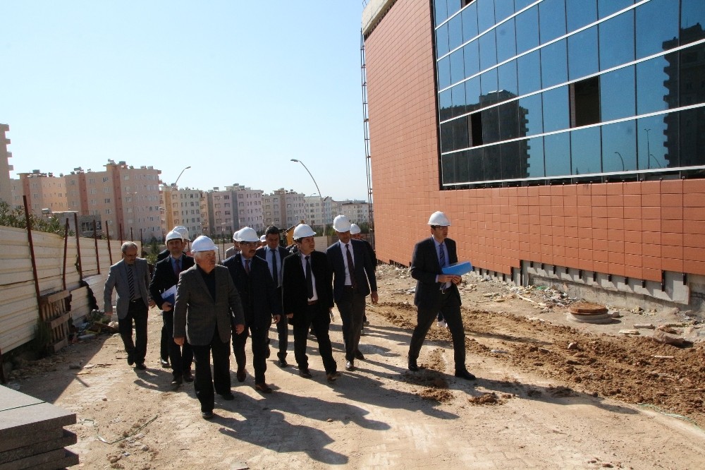 Rektör Karacoşkun Üniversite İçerisindeki İnşaat Alanlarını İnceledi 