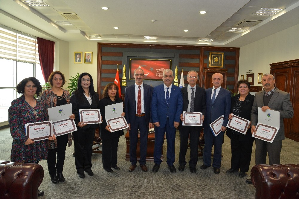 Rektör Karakaya, 35. yılını tamamlayan personele teşekkür plaketi takdim etti 