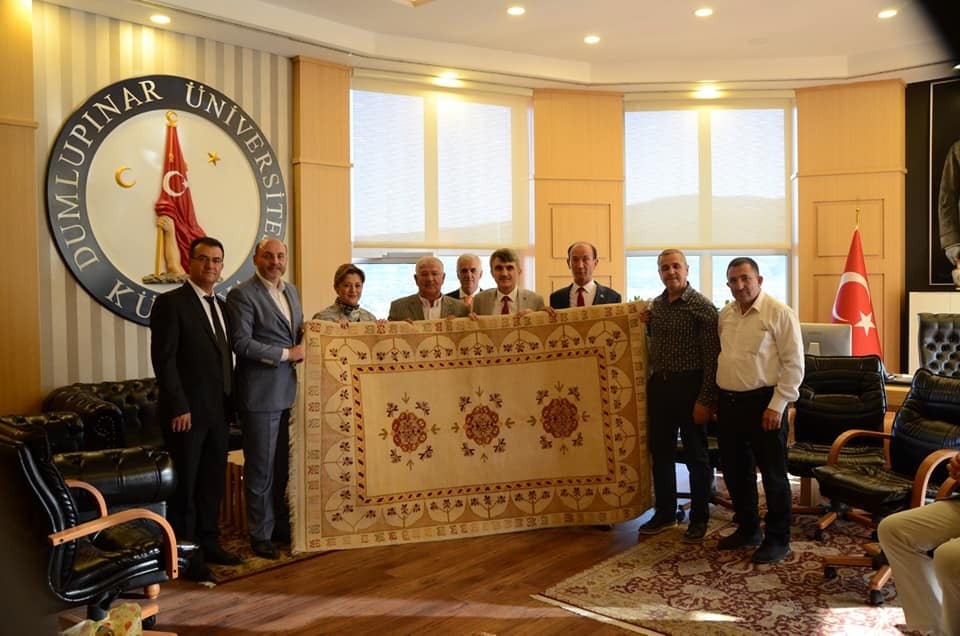 Rektör Kazım Uysal’a el dokuması halı hediye edildi 