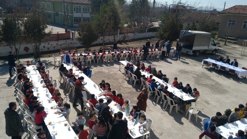 Rektör Kızılay’dan öğrencilere kandil yemeği 