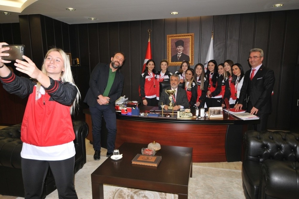 Rektör, OMÜ’nün gururu hentbolcuları ağırladı 