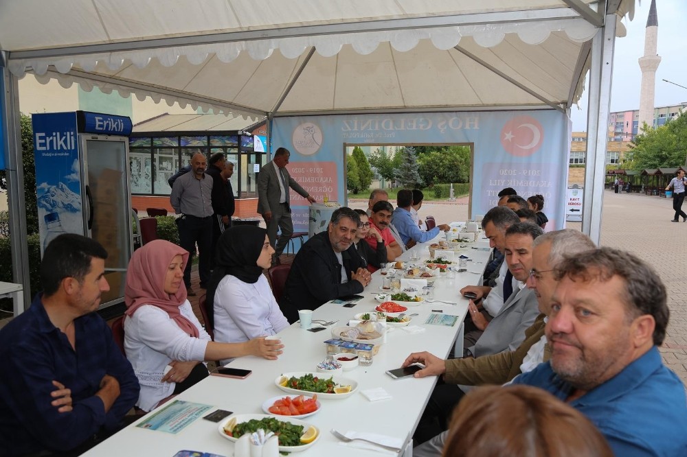 Rektör Polat, KBÜ’nün yeni öğrencileri ve aileleriyle buluştu 