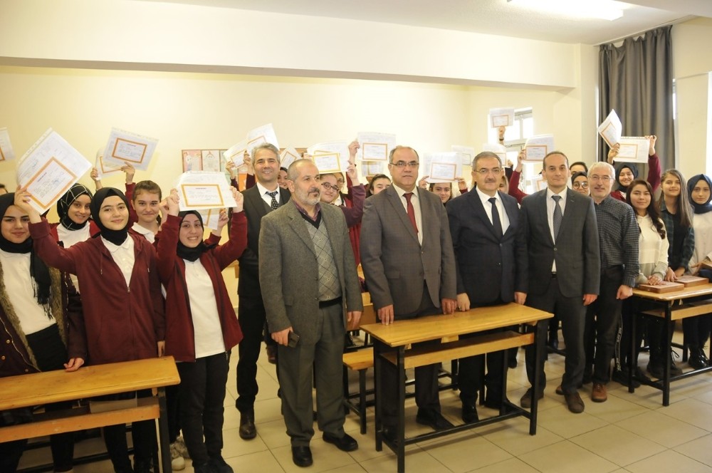Rektör Şahin, öğrencilerin karne heyecanına ortak oldu 