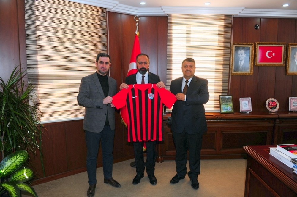 Rektör Şevli’ye Van Spor FK forması 
