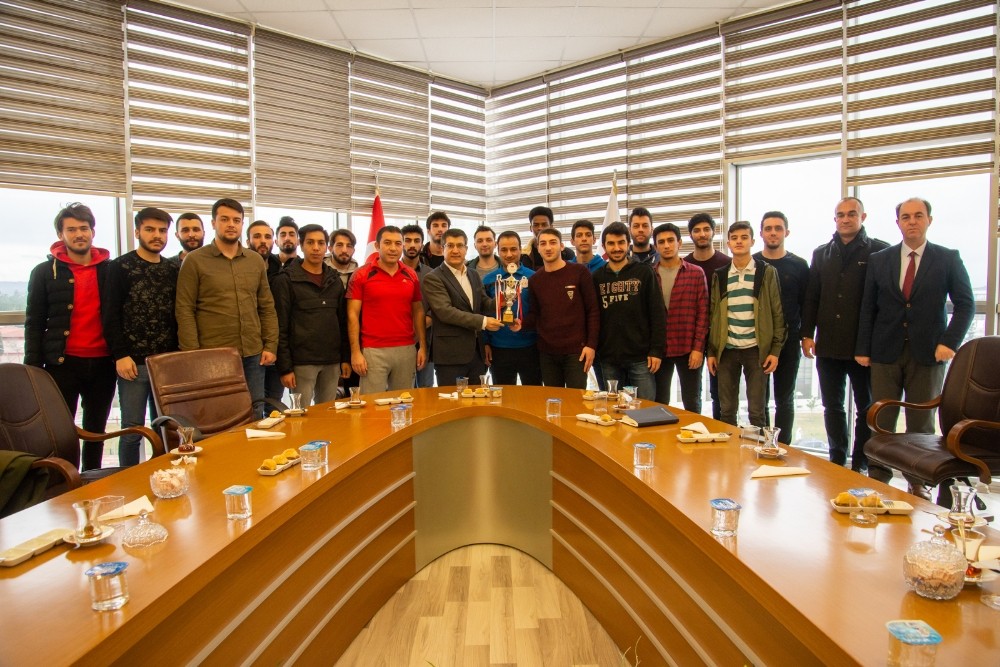 Rektör Taş sporcularla bir araya geldi 
