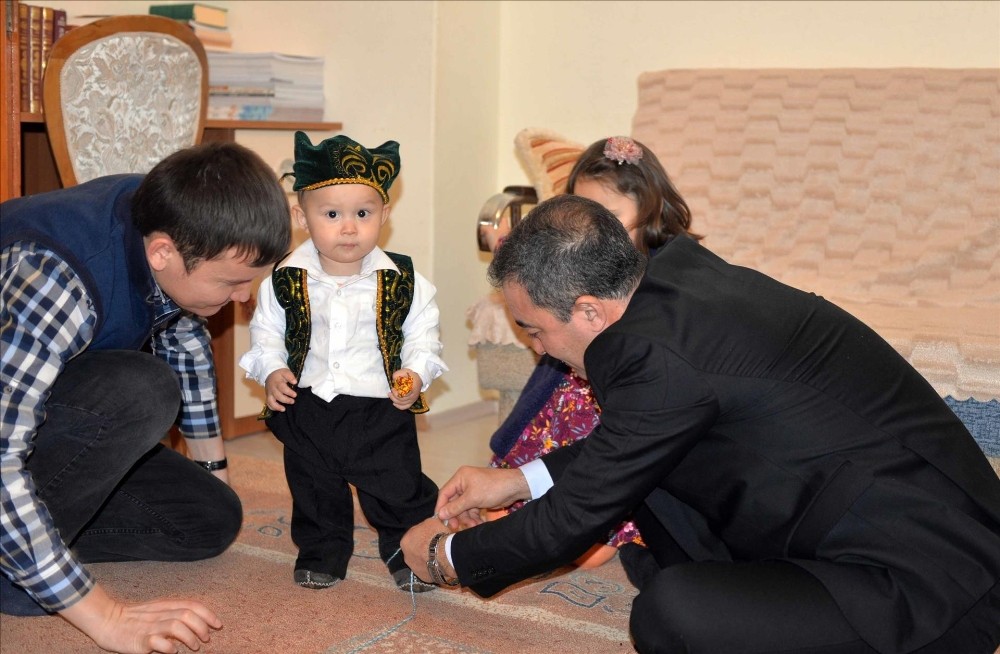 Rektör’den Kazakistanlı öğrenciye atalık jesti 