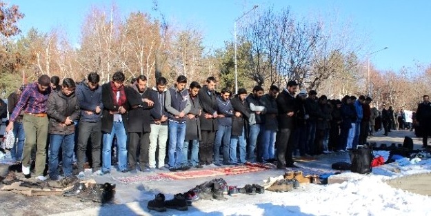 Rektörlükten tehdit: Cemaatle namaz kılarsanız...