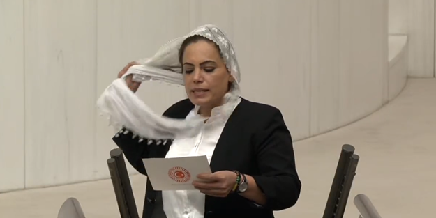 Remziye Tosun'dan başörtüsüne büyük saygısızlık!