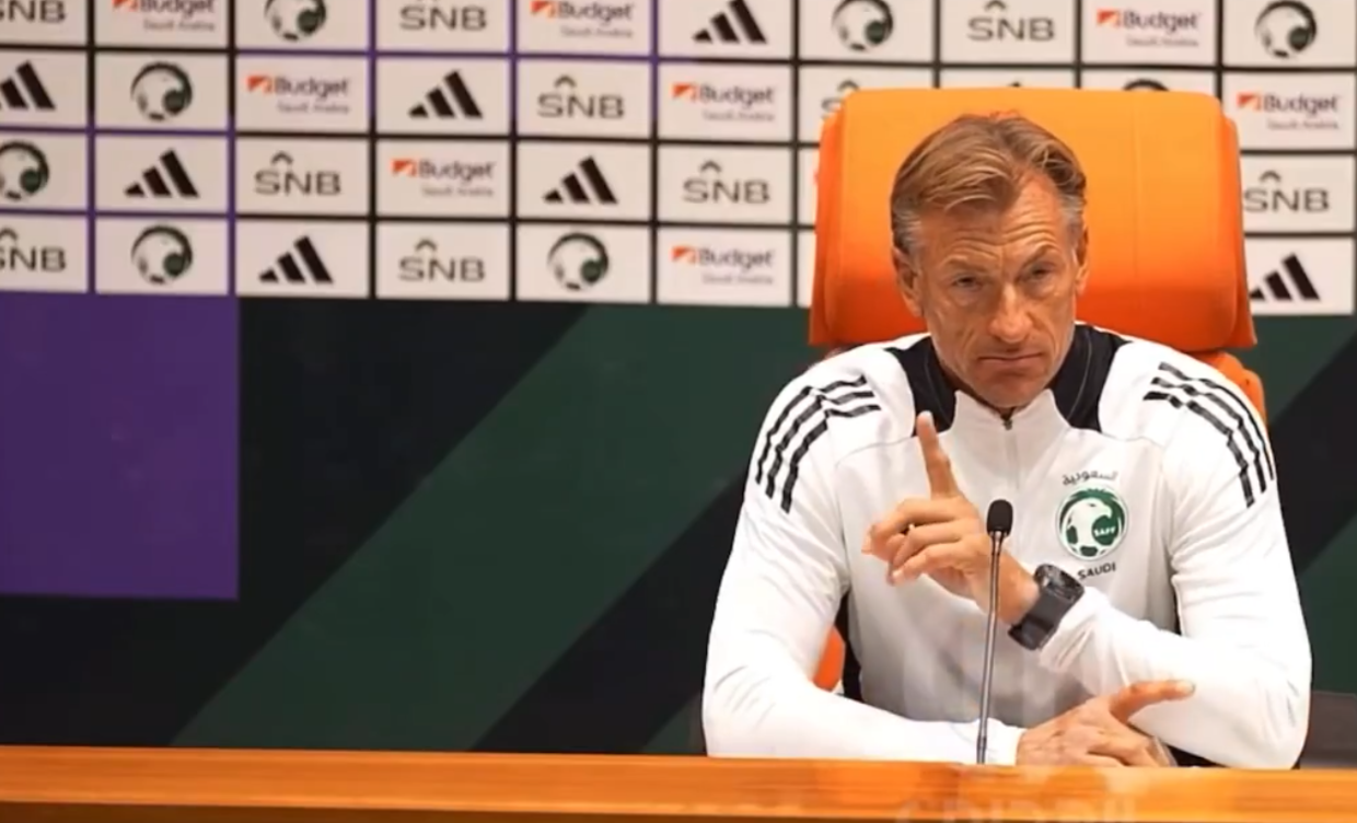 Renard’dan çok klas hareket! Basın toplantısını ezan okununca sustu, başını eğip bekledi