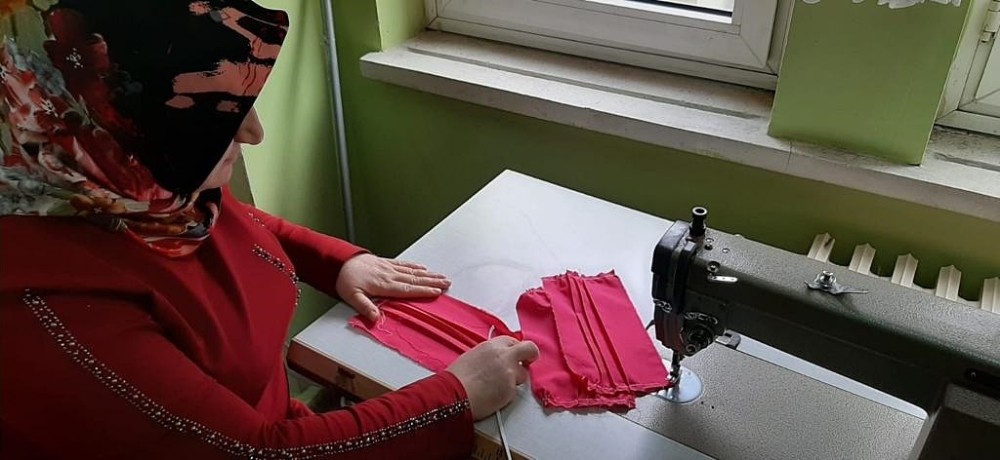 Rengarenk üretilen maskeler Çaykara’da vatandaşa ücretsiz olarak dağıtılacak 