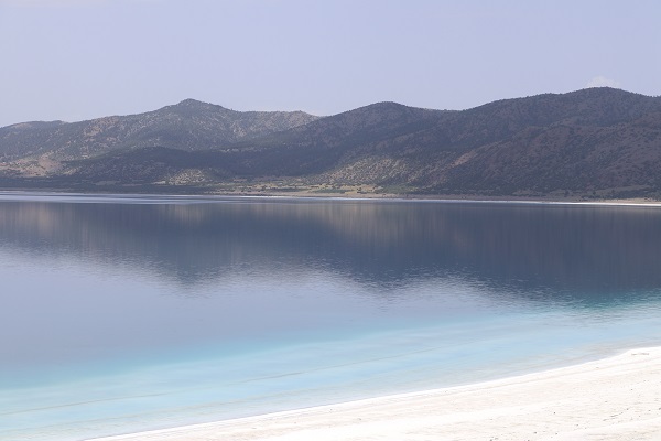 Rengi ve doğasıyla hayran bırakıyor: Salda Gölü