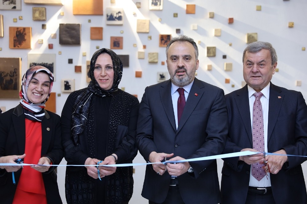 ‘Renk ve Ahenk’ sergisine renkli açılış 