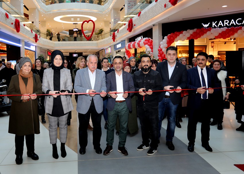 ‘Renkler ve Çizgiler’ konulu resim ve hat sergisi açıldı 