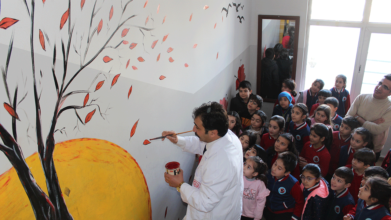 Renkli duvarlar, mutlu öğrenciler! Okul müdüründen örnek çalışma