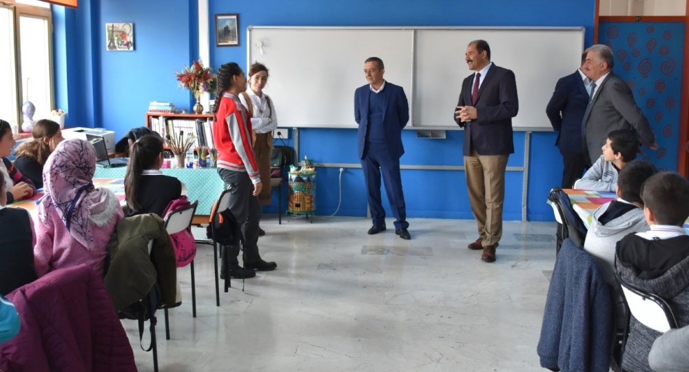 Resim yarışmasında dereceye giren öğrenciler ödüllendirildi 