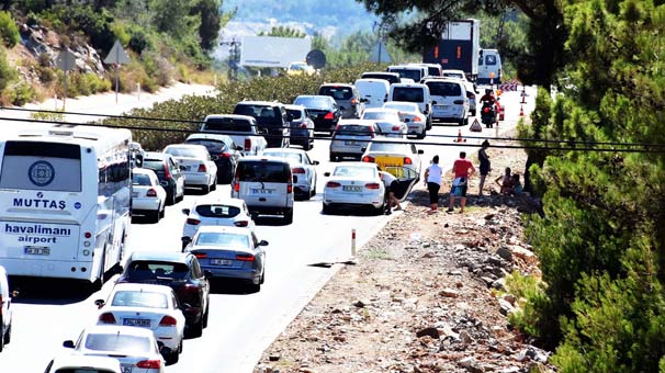 Resmen akın ettiler daha da bitmedi rakam artıyor… 3 Günde 220 bin araç o ilçeye giriş yaptı!