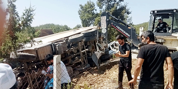 Resmen facia yaşandı! Kamyon, cenaze namazı kılanların arasına daldı