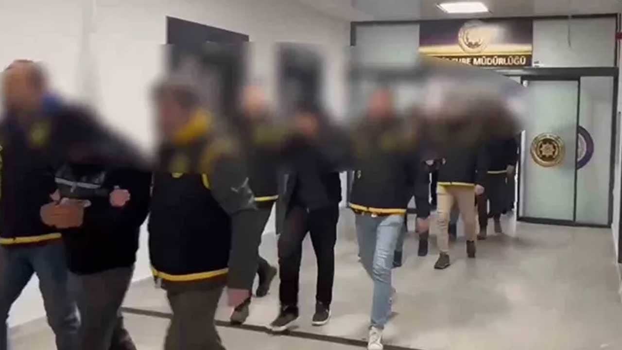 Resmi belgede sahtecilik yapan dolandırıcılar cezasını buldu