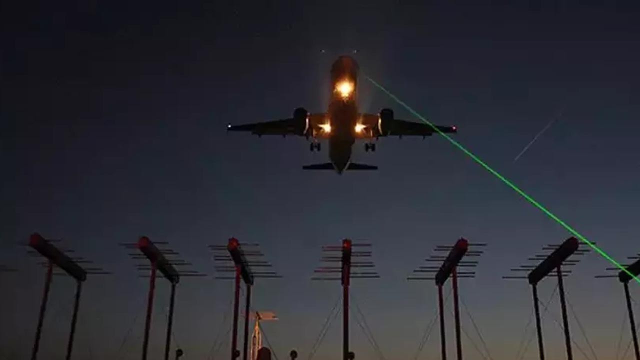 Resmi gazetede yayımlandı! Uçağa lazer tutana büyük ceza!