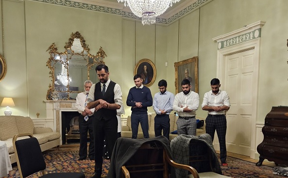 Resmi konutta ramazan huzuru! İskoçya Başbakanı namaz kıldırdı