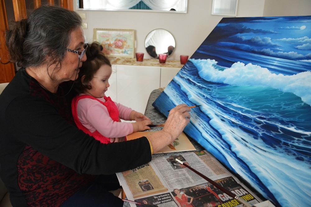 Ressam anneanne torununa resim sevgisini aşılıyor 
